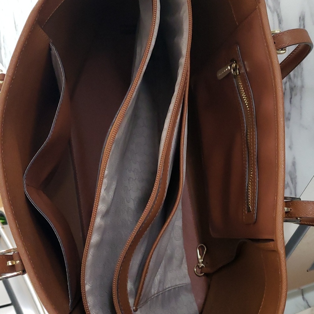 MK Purse 👛 - Picture 3 of 5